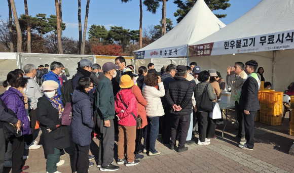 2025 경주 한우축제 불고기 무료시식 코너 앞에 시민들이 길게 줄을 서며 축제 열기를 더하고 있다.