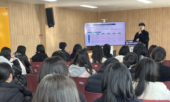 경주시청년센터가 20일 선덕여자고등학교에서 ‘찾아가는 청년센터’ 프로그램을 진행하며 학생들에게 청년정책과 지원제도를 안내하고 있다.