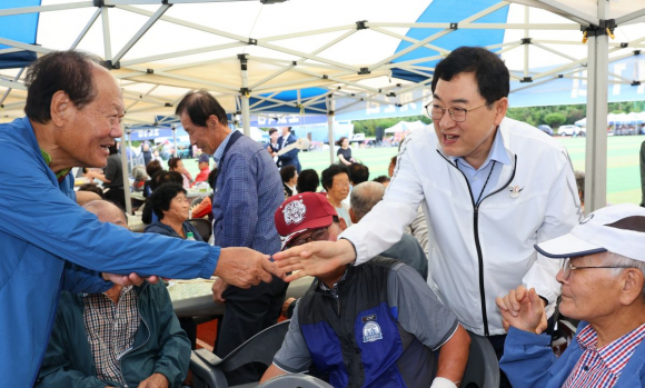주낙영 시장이 지역 어르신들과 인사를 나누며 민생 현장의 의견을 듣고 있다.