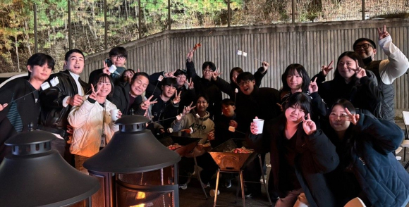 경주시 화랑마을과 대구 수성구청소년수련원 청소년운영위원회가 1박 2일 교류캠프에서 야외 체험 프로그램을 즐기며 기념촬영을 하고 있다.