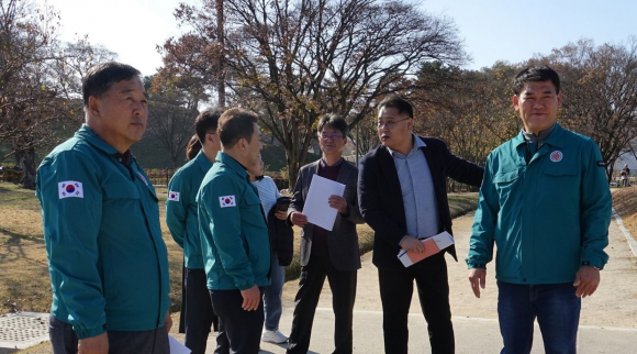 경주시의회 문화도시위원회(위원장 박광호)가 24일 라원(제2동궁원) 및 신라왕경 핵심유적 복원ㆍ정비 사업지 등을 방문해 사업 추진현황을 점검하고 관계 직원들을 격려했다.