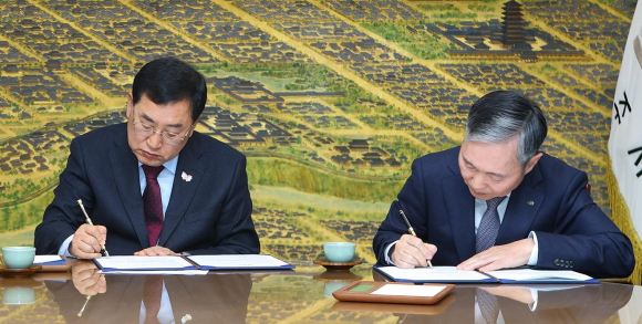 주낙영 경주시장(왼쪽)과 권원택 한국수력원자력 월성원자력본부장이 26일 경주시청 대외협력실에서 상생협력 지원금 제공을 위한 업무협약서에 서명하고 있다.