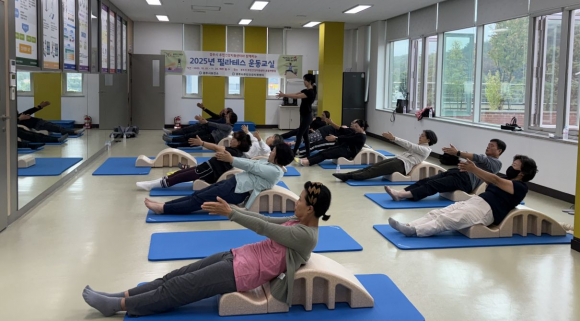 2025년 필라테스 운동교실에서 참여자들이 전문 강사의 지도를 받으며 필라테스 동작을 실습하고 있다.