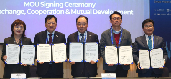 주낙영 경주시장을 비롯한 참석자들이 28일 포스트 APEC 2025 경상북도 투자대회에서 업무협약을 체결하고 기념촬영을 하고 있다(왼쪽부터 양금희 경상북도 경제부지사, 주낙영 경주시장, 리주웬 중국마이스협회 회장, 하흥.