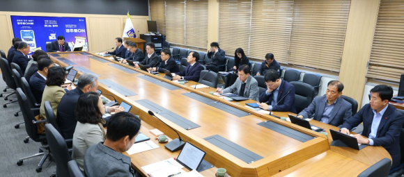 주낙영 경주시장이 1일 오전 청내 영상회의실에서 열린 국·소·본부장회의를 주재하며 연말연시 주요 현안과 동절기 대비 대책을 점검하고 있다.