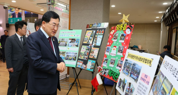 주낙영 경주시장이 읍면동 찾아가는 보건복지서비스 성과대회 현장에서 읍면동 협의체 활동사진전을 둘러보고 있다.