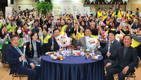 2025 제8회 읍면동 찾아가는 보건복지서비스 성과대회에 참석한 주낙영 경주시장(왼쪽에서 세 번째)이 내빈들과 기념촬영을 하고 있다.