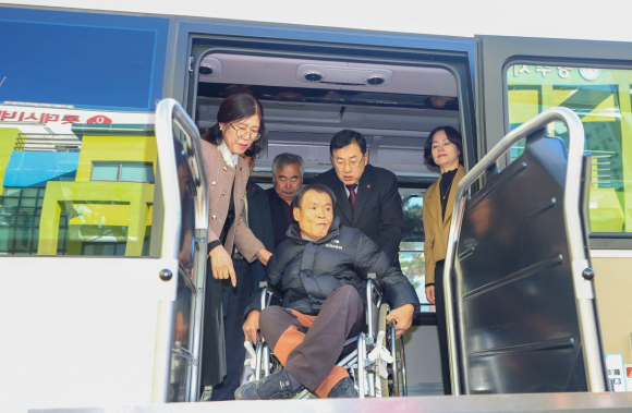 주낙영 경주시장이 고향사랑기금 제1호 사업으로 도입된 특장버스를 통해 장애인 이동지원 시연을 진행하고 있다.