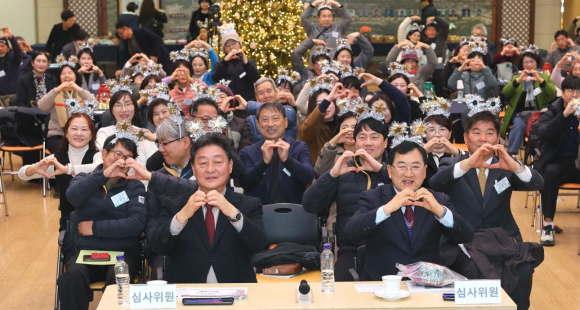주낙영 경주시장(오른쪽)이 4일 2025년 경주시 지역재생 성과공유 컨퍼런스에서 참석자들과 함께 퍼포먼스를 펼치며 지역재생 성과를 축하하고 있다.