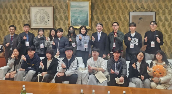 경주시 청소년교류단이 2일 일본 나라시청을 방문해 나카가와 겐 나라시장을 예방한 뒤 기념촬영을 하고 있다.