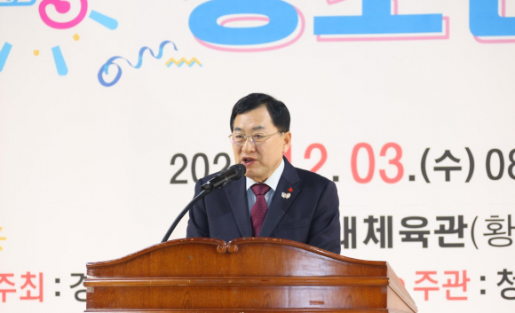 주낙영 경주시장이 3일 '2025년 경주시 고3 청소년 축제'에서 청소년들을 격려하며 축하 인사를 전하고 있다.