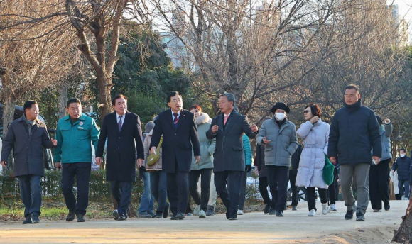 경주시 동해남부선 폐선부지 임시산책로를 걸으며 조성 현황을 살펴보고 있는 주낙영 시장과 지역 시의원, 통장, 주민들. 경주시는 지난 4일 임시개방 구간을 시민들에게 공개하고 현장 점검을 실시했다.