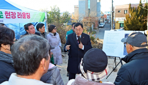 경주시 동천동 일원에서 열린 임시산책로 현장 점검에서 주낙영 시장이 조성 경과를 설명하고 있다. 이날 행사에는 시의원, 통장, 주민 등 50여 명이 참석했다.