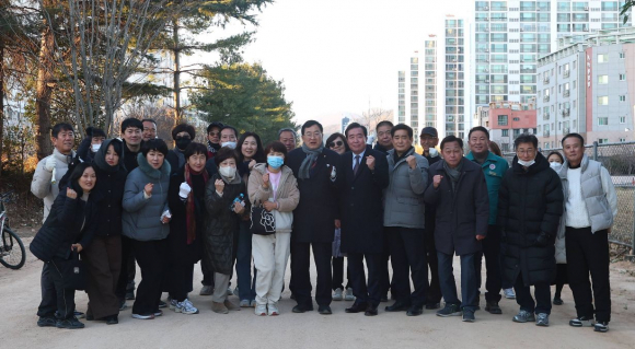 경주시는 4일 동해남부선 폐선부지에 조성한 ‘도시바람길숲 임시산책로’를 시민들과 함께 살펴보고 정비 상황을 공유했다. 점검을 마친 뒤 참석자들이 황성동 구간에서 기념촬영을 하고 있다.