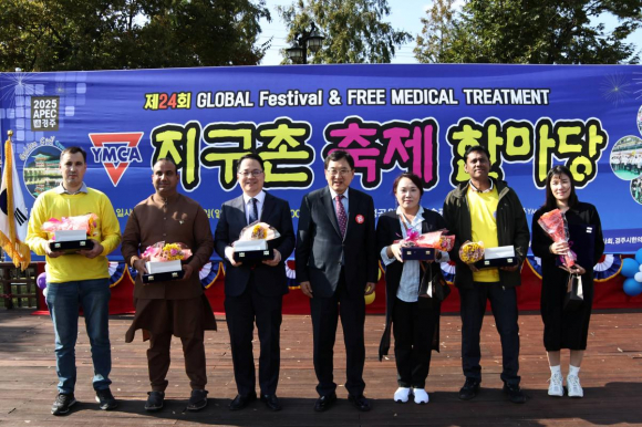 제24회 지구촌 축제 한마당에서 주낙영 경주시장(오른쪽 네 번째)과 참석자들이 기념촬영을 하고 있다.