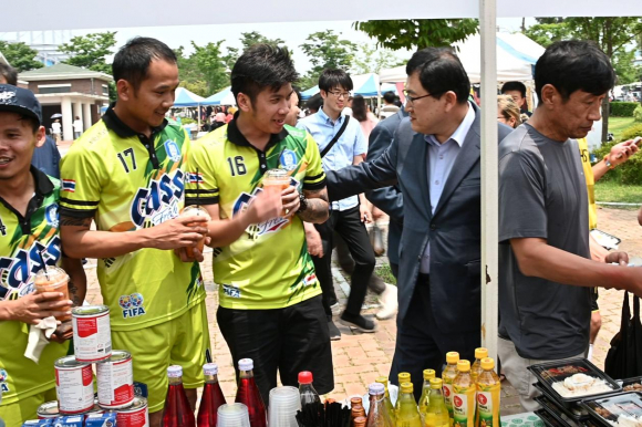 외국인 근로자 축제 현장에서 주낙영 경주시장(오른쪽에서 두 번째)이 참가자들과 대화를 나누고 있다.