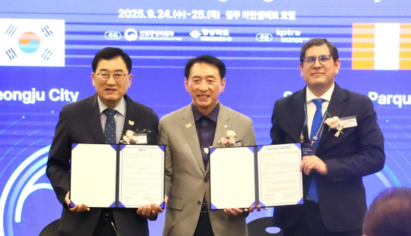 2025 APEC 비즈니스 파트너십 행사에서 경주시와 페루 리마시(공원관리청)가 물 관리 분야 협력 강화를 위한 사업추진 협약을 체결하고 기념촬영을 하고 있다.