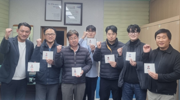 경주시 상수도과 직원들이 올해 취득한 상수도 분야 전문자격증을 보여주며 기념촬영을 하고 있다.