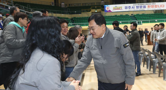 경주실내체육관에서 열린 ‘2025 해오름 생활체육 대축전’에서 주낙영 경주시장이 참가자들과 인사를 나누고 있다.
