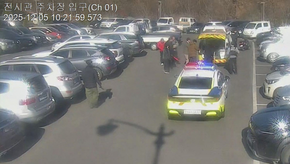 5일 오전 경주 화랑마을 화랑전시관 주차장에서 쓰러진 교육생을 구조하기 위해 119 구급대가 현장에 도착한 모습. 화랑마을 직원들의 신속한 신고와 응급처치로 환자는 의식을 회복한 뒤 병원으로 이송됐다.