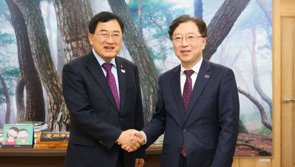 주낙영 경주시장(왼쪽)이 8일 경주시청에서 오스카 츠요시 주부산일본총영사와 만나 APEC 경주 개최 성과와 양 도시 교류 확대 방안을 논의하며 악수하고 있다.