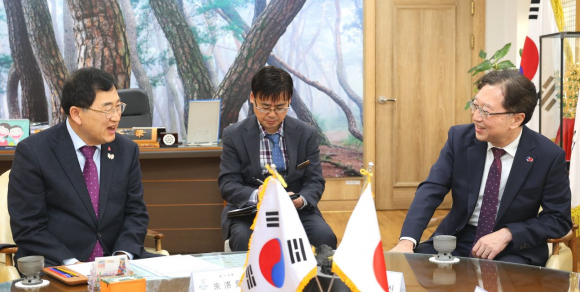 주낙영 경주시장(왼쪽)과 오스카 츠요시 주부산일본총영사가 8일 경주시청에서 한일 자매도시 교류 확대와 APEC 이후 협력 과제를 주제로 환담을 나누고 있다.