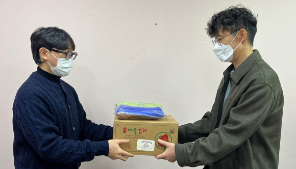 경주시정신건강복지센터가 '따뜻한 겨울나기' 지원사업의 일환으로 등록 회원 가정에 김장김치와 방한용품을 전달하고 있다.
