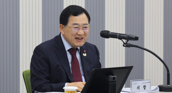 경주시청 대회의실에서 열린 ‘2025년 12월 읍면동장회의’에서 주낙영 경주시장과 각 읍면동장이 연말 현안을 점검하고 있다.