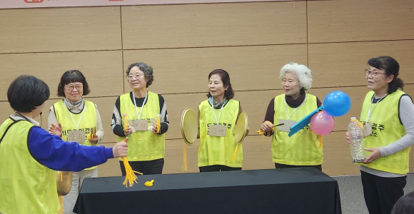 '2025 시니어 건강리더 성과대회'에서 시니어 건강리더들이 한 해 활동을 활용한 프로그램 시연을 선보이고 있다.