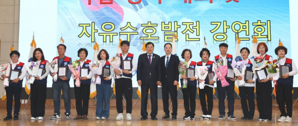 '2025년 사업평가대회 및 자유수호발전 강연회'에서 유공자들이 표창패를 수여받은 뒤 기념촬영을 하고 있다.