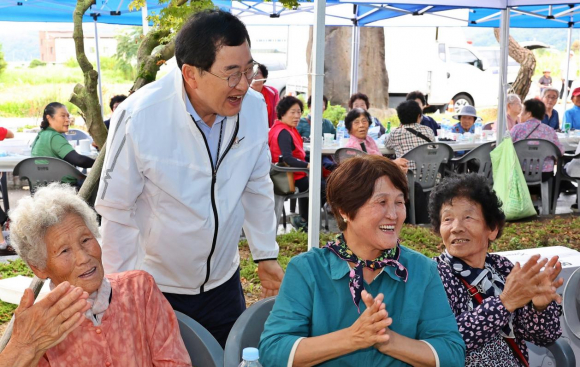 경주시가 의료·요양·돌봄 통합지원체계 구축에 나선 가운데, 한 야외 행사장에서 주낙영 경주시장이 지역 어르신들과 인사를 나누고 있다.