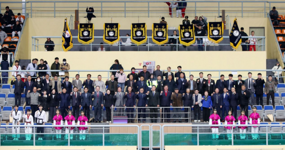 지난 14일 경주실내체육관에서 열린 ‘2025 화랑대기 전국태권도대회’ 개회식에서 주요 내빈과 관계자, 선수들이 한자리에 모여 대회의 성공적인 개최를 기원하며 기념촬영을 하고 있다.