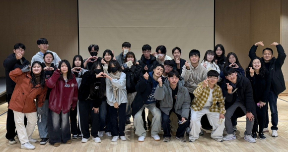 경주시 화랑마을 청소년운영위원회가 13일부터 14일까지 부산에서 열린 기관장 간담회 및 청소년운영위원회 연합 워크숍을 마치고 기념촬영을 하고 있다.