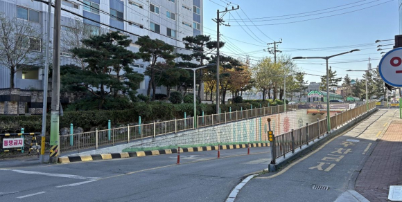 황성동 일원 황성 제2지하차도 상부 구간 전경. 차량은 지하차도를 통해 통행하고, 상부 공간은 보행로와 녹지 공간으로 활용되고 있다.