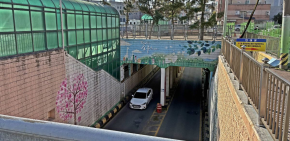 황성 제2지하차도 내부 모습. 경주시는 동천~황성 도시숲 조성사업과 연계해 지하차도 유지 여부와 도로 평면화 전환을 놓고 주민설문조사를 진행하고 있다.