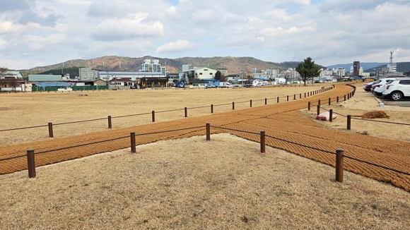 경주시 성동동 전랑지 전경. 통일신라 북궁 터로 추정되는 이 일대는 경역정비사업을 통해 탐방로와 울타리 설치 등 환경 정비가 단계적으로 추진되고 있다.