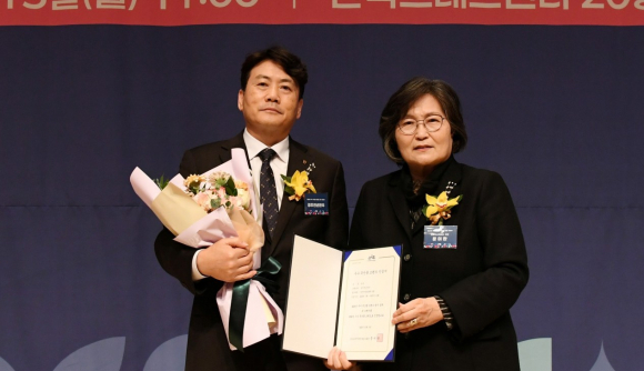 제20회 우수 축산물 브랜드 인증 발표회에서 경주천년한우가 한우 부문 16년 연속 인증을 받은 가운데 기념촬영을 하고 있다(왼쪽부터 김민일 경주축산업협동조합 이사, 문미란 소비자시민모임 회장)