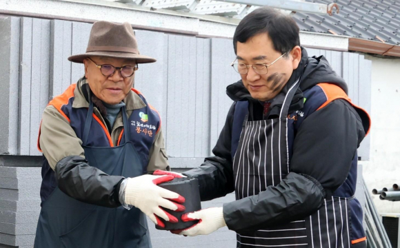 주낙영 경주시장(사진 우측)이 지난해 12월 월성동에서 천년미래포럼 회원들과 함께 사랑나눔 연탄배달 봉사활동을 하고 있다.