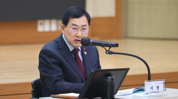 주낙영 경주시장이 22일 경주시청 알천홀에서 열린 ‘2025년 12월 확대간부회의’를 주재하며 2025년 시정 성과를 점검하고 2026년 시정 운영 방향을 제시하고 있다.
