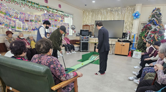 초록주간보호센터는 지난 15일 어르신 대상 파크골프 도입으로 뜨거운 호응 속 자존감 회복의 시간을 마련했다.