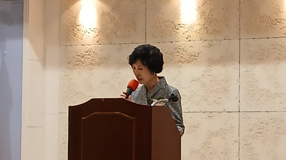 경주문학상 산문부문 당선자 배단영 수필가가 인사를 하고 있다.