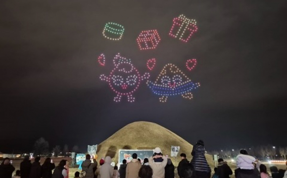 브레드이발소와 함께하는 크리스마스 드론 아트쇼 공연에서 브레드이발소 캐릭터를 형상화한 군집 드론이 연출돼 시민과 관광객들의 큰 호응을 얻고 있다.