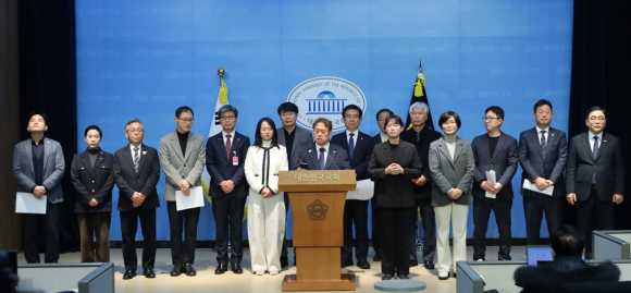 국회 APEC 지원 특별위원회 소속 더불어민주당 및 조국혁신당 의원들과 더불어민주당 경주시지역위원회는 지난 24일 국회 소통관에서 기자회견을 열고, 경주시와 경주시의회가 내란 혐의자들에게 명예시민증을 수여하려는 결정을 강력히 규탄했다.