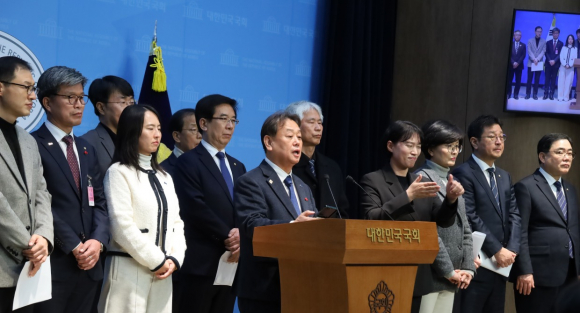 국회 APEC 지원 특별위원회 소속 더불어민주당 및 조국혁신당 의원들과 더불어민주당 경주시지역위원회는 지난 24일 국회 소통관에서 기자회견을 열고, 경주시와 경주시의회가 내란 혐의자들에게 명예시민증을 수여하려는 결정을 강력히 규탄했다.