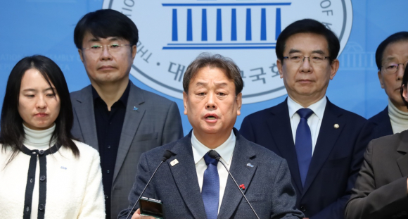 국회 APEC 지원 특별위원회 소속 더불어민주당 및 조국혁신당 의원들과 더불어민주당 경주시지역위원회는 지난 24일 국회 소통관에서 기자회견을 열고, 경주시와 경주시의회가 내란 혐의자들에게 명예시민증을 수여하려는 결정을 강력히 규탄했다.