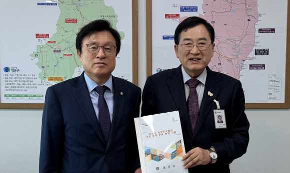 주낙영 경주시장이 국회를 방문해 박형수 국회 예산결산특별위원회 간사에게 2026년도 국비 반영을 위한 경주시 주요 현안사업 건의서를 전달하고 있다.