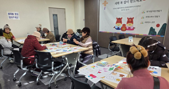 경주공업고등학교 학생들이 경주시 노인종합복지관에서 어르신들을 대상으로 체험 프로그램을 운영하고 있다.