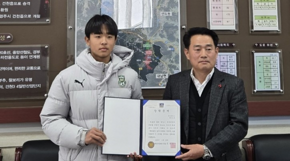 무산중학교 축구부 학생이 지난 26일 건천읍장실에서 (재)경주시장학회로부터 장학증서를 전달받고 있다.