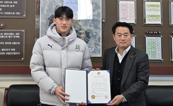 (재)경주시장학회가 지난 26일 건천읍장실에서 무산중학교 축구부 학생에게 장학금(각각 500만 원)을 전달한 뒤 기념촬영을 하고 있다.