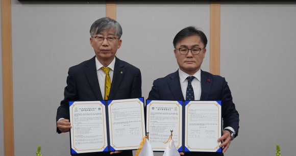 송호준 경주시 부시장(오른쪽)과 조성돈 한국원자력환경공단 이사장이 29일 산불 발생 시 신속하고 체계적인 대응을 위한 '산불 공동대응체계 구축 업무협약을 체결한 뒤 협약서를 들어 보이고 있다.
